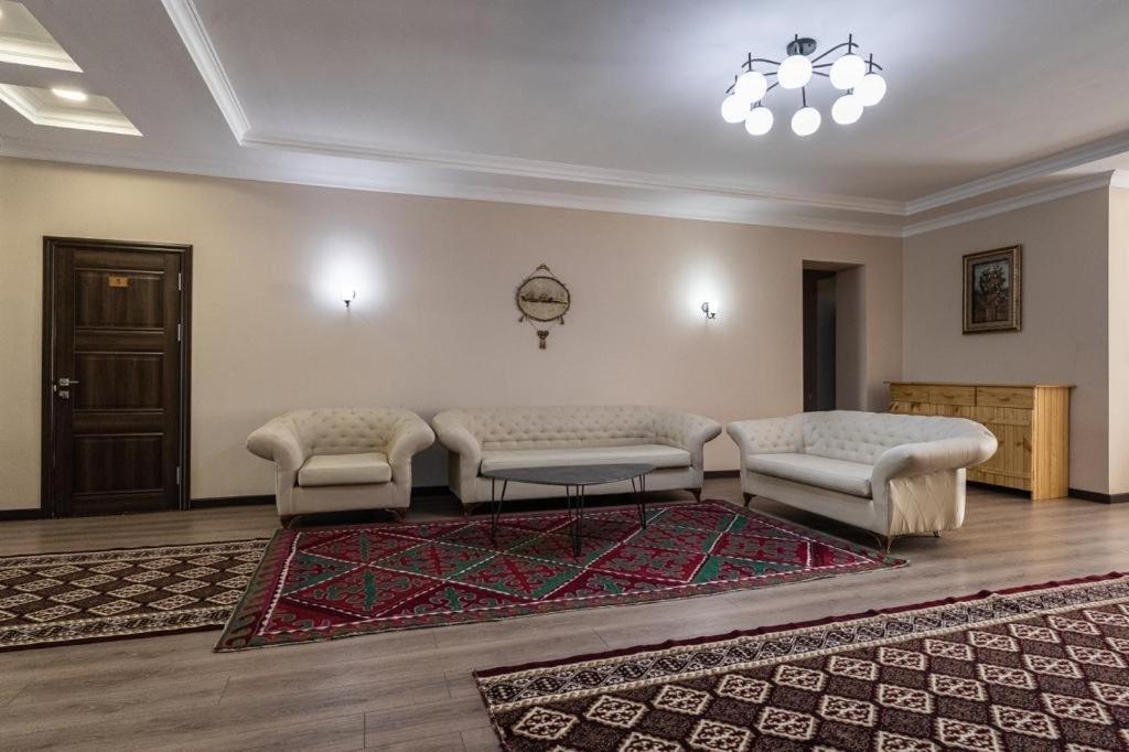 Muras Hotel Karakol Exteriör bild